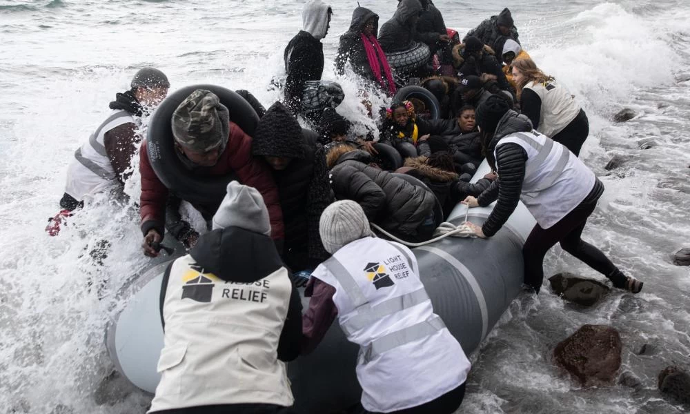Στα "όπλα" οι νησιώτες: Ομάδες πολιτών στήνουν μπλόκα στη Μόρια